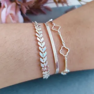 Pulseira prata palito com trevo vazado