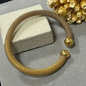 Bracelete em aço dourado