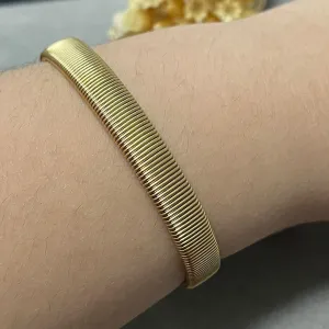 Bracelete em aço dourado