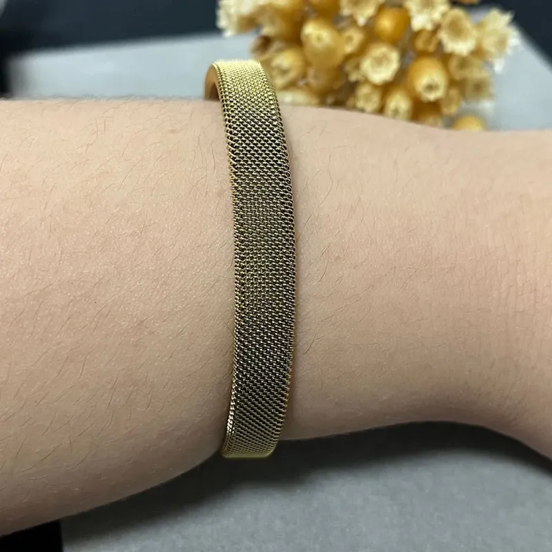 Bracelete em aço dourado