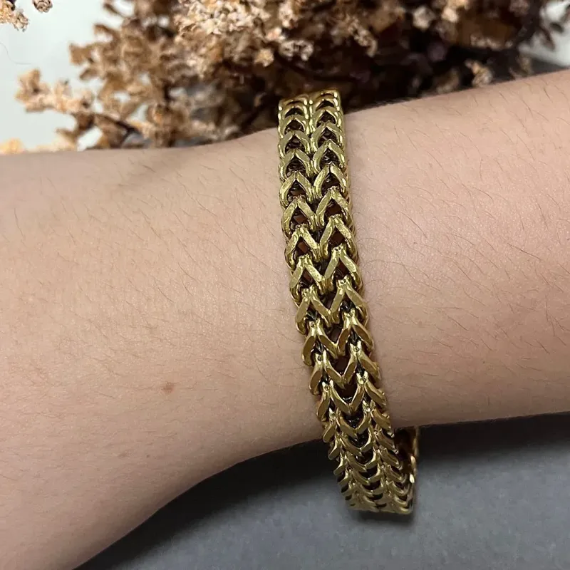 Pulseira grossa em aço dourado