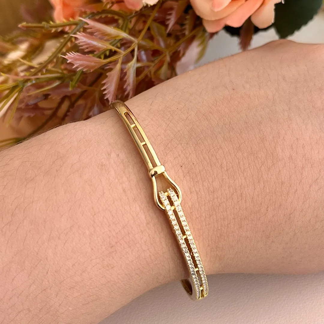 Bracelete dourado com pedras cravejadas