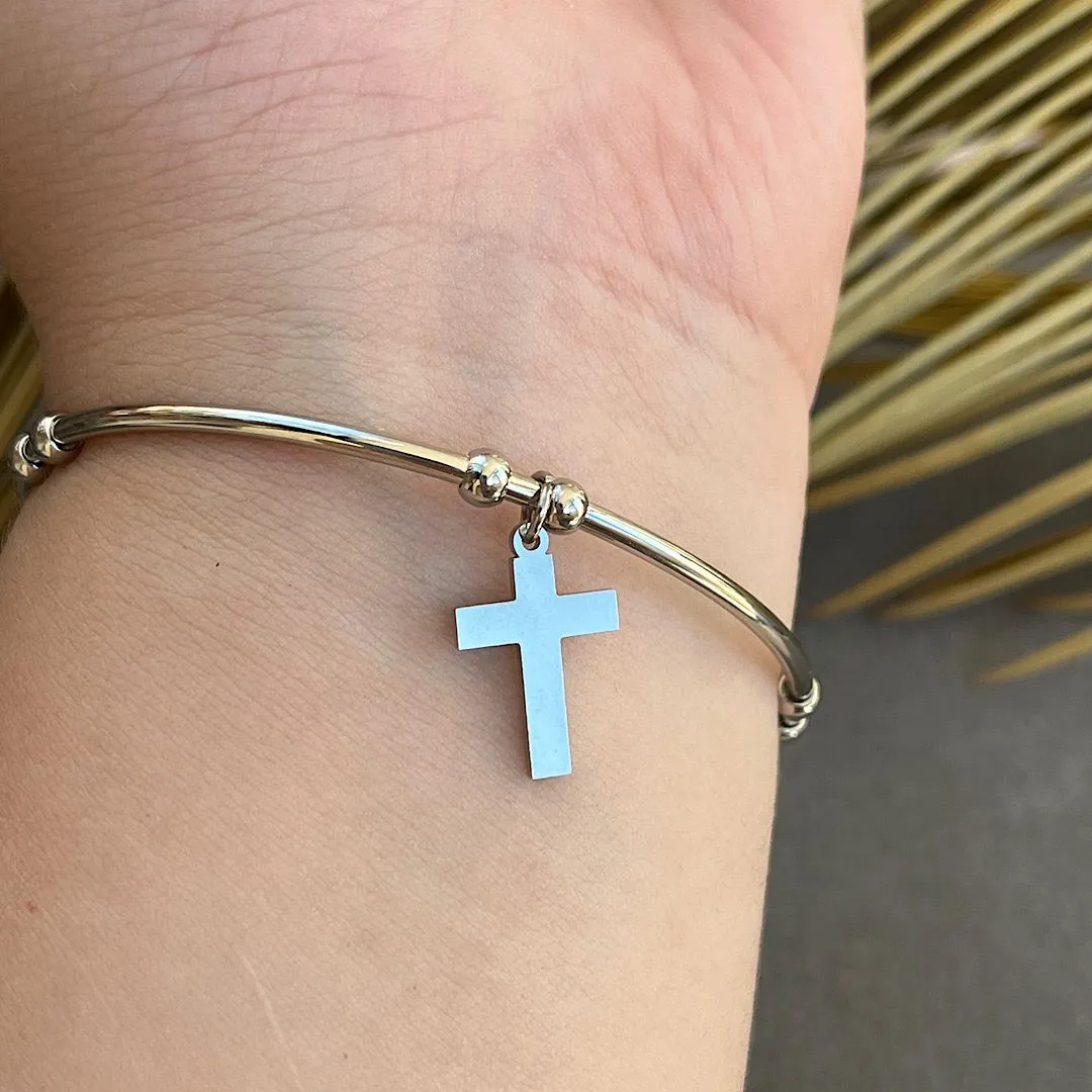 Bracelete em aço com pingente cruz