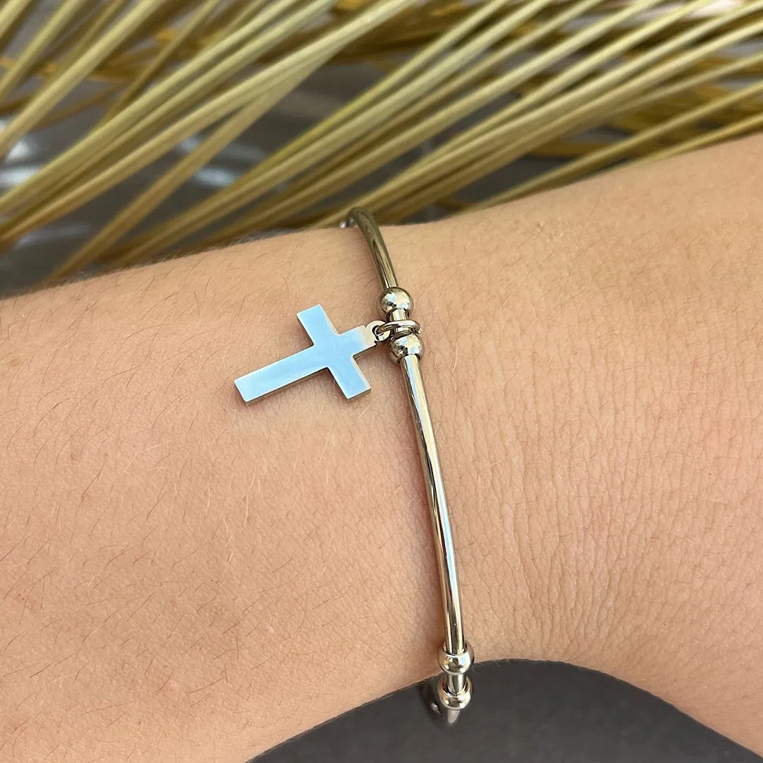 Bracelete em aço com pingente cruz