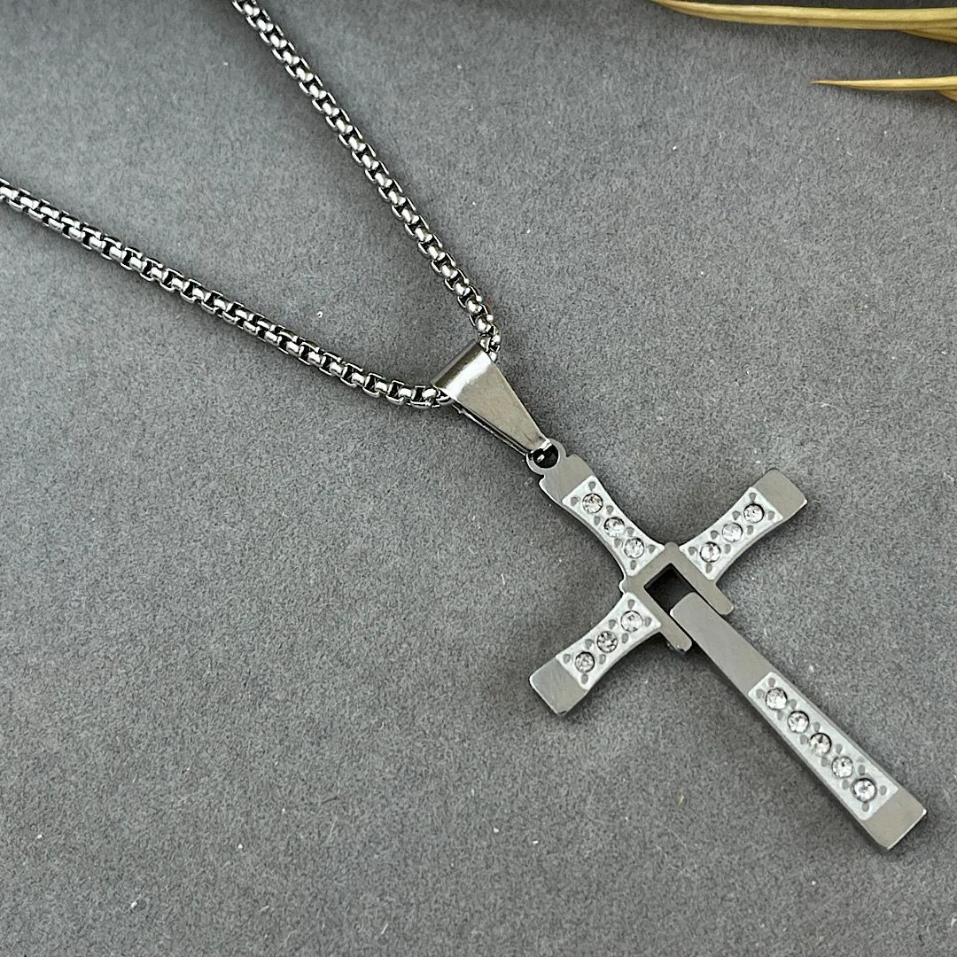 Corrente com pingente crucifixo com pedras cravejadas no aço