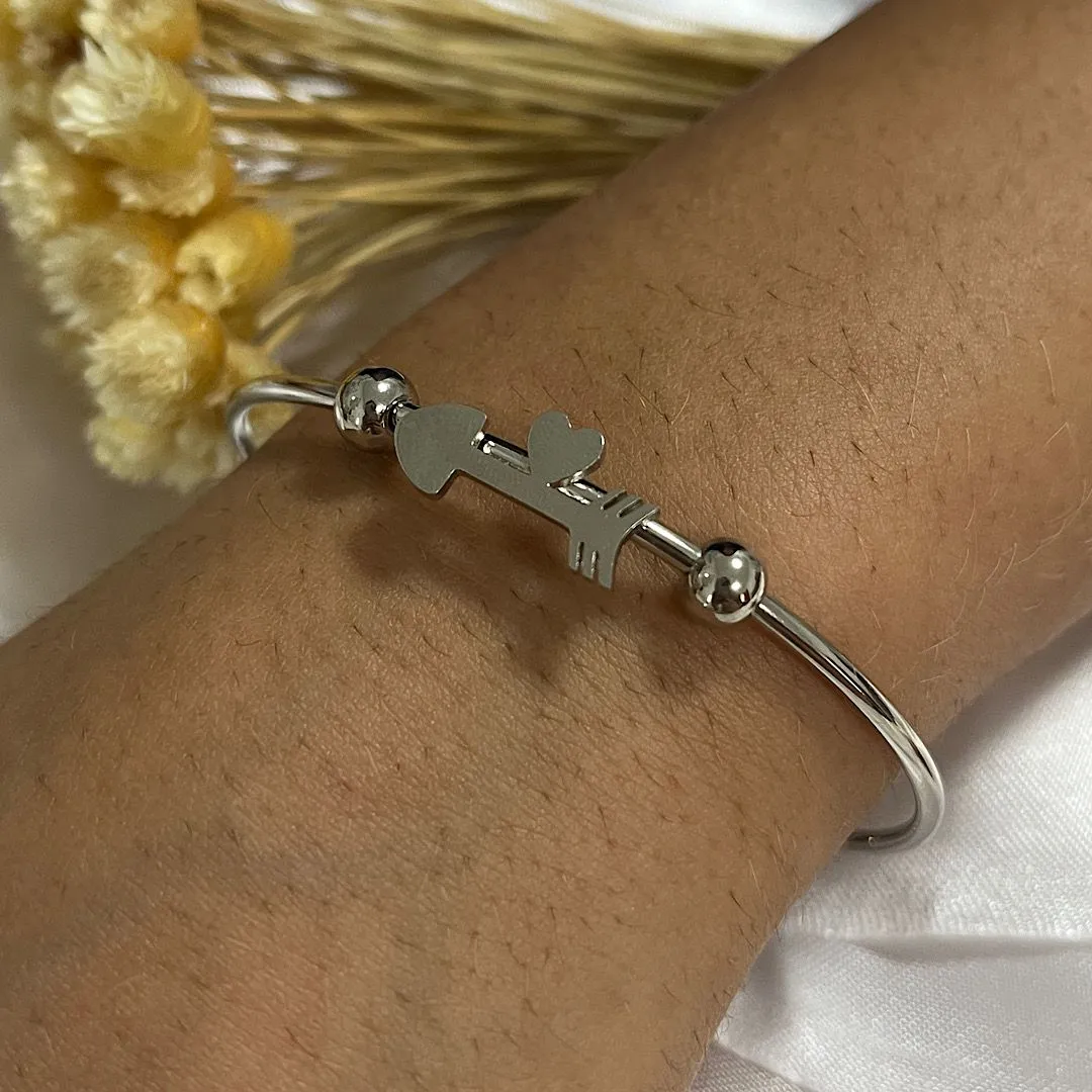 Bracelete em aço com flecha central