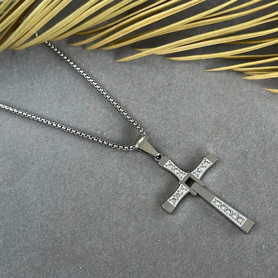 Corrente com pingente crucifixo com pedras cravejadas no aço