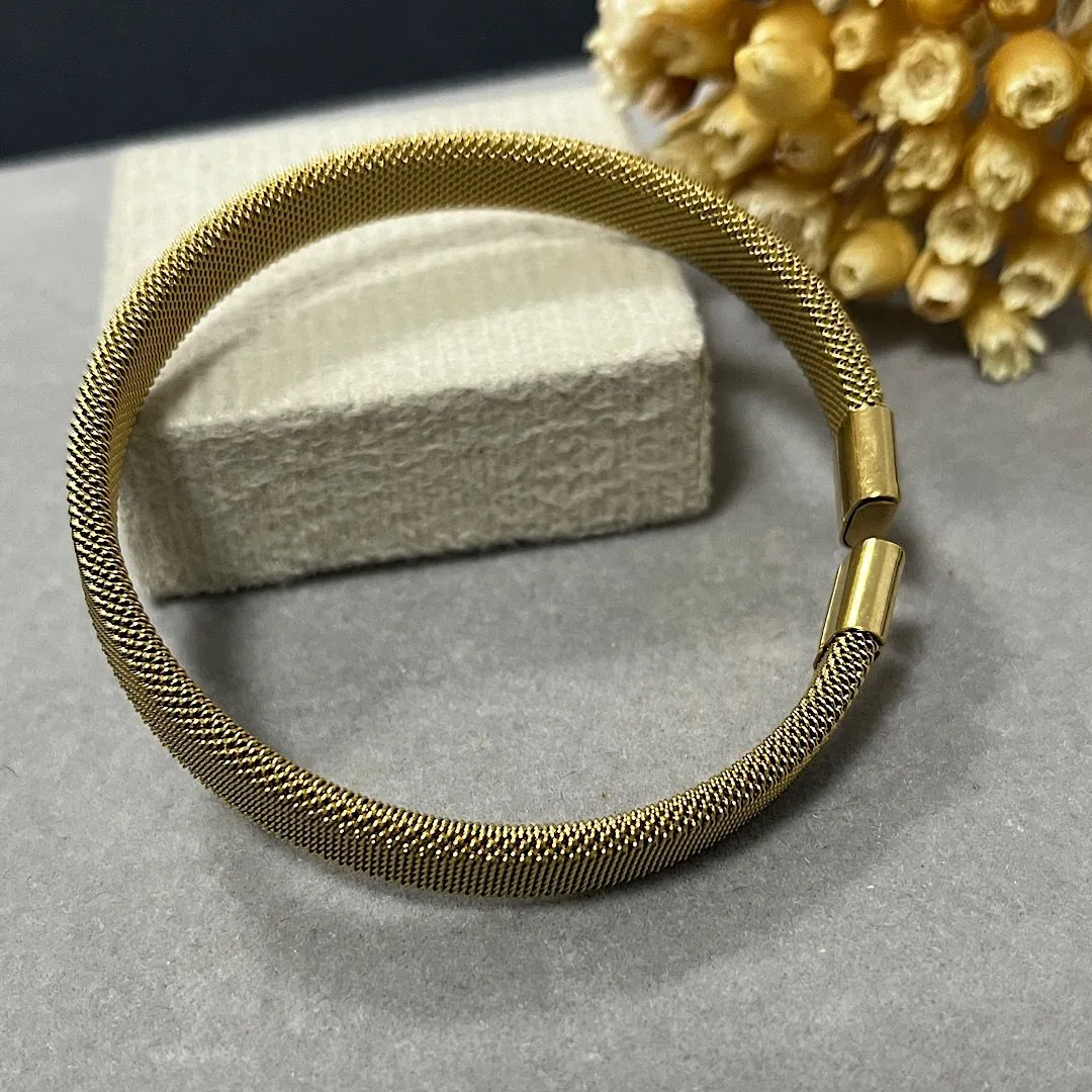 Bracelete em aço dourado