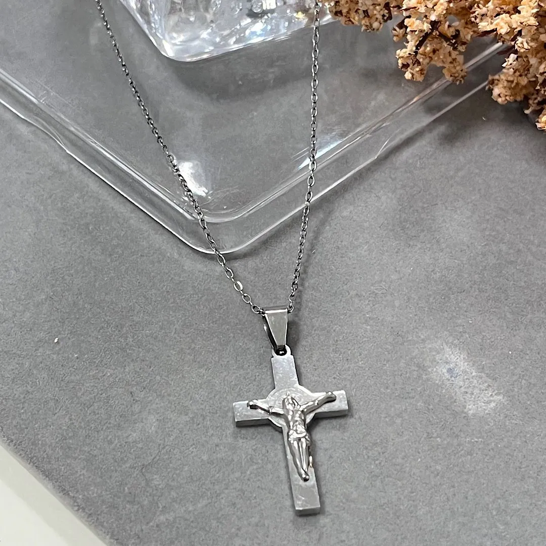 Corrente com pingente crucifixo em aço